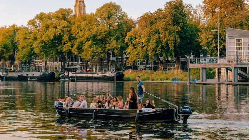 Ontdek de Historie van Groningen tijdens een Rondvaart 2 BBQ boot door groningen