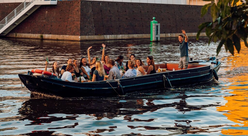Ontdek de ultieme bedrijfsuitjes in Groningen met Borrelvloot.nl 3 rondvaart groningen