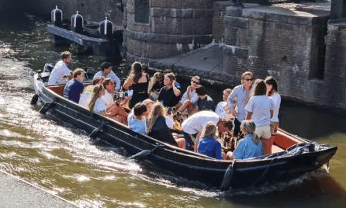 rondvaartboot door grachten groningen